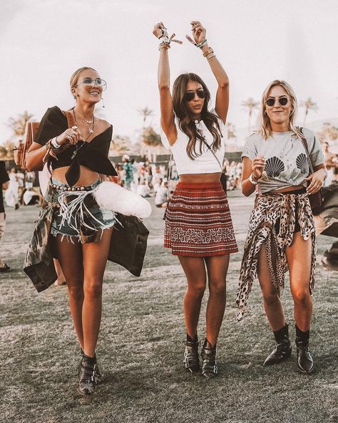 KAYLA SEAH(@notyourstandard): "WANNA GO TO COACHELLA? We have a surprise for you!! 🌵🌞 I have teamed up with some of my fave insta…" Cute Coachella Outfits, Cochella Outfits Ideas, Glastonbury Festival Fashion, Best Coachella Outfits, Kayla Seah, Lollapalooza Outfit, Coachella 2017, Rock Dresses, Coachella Fashion