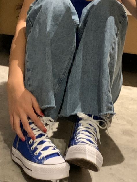 Rush Blue Converse, Royal Blue Converse, Blue Converse Outfit, Colored Converse, Blue Converse, Girls Converse, Shoes Too Big, Outfits With Converse, Shoe Inspo