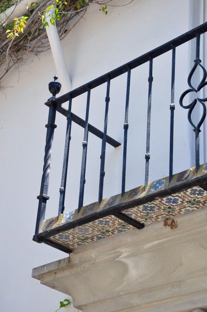 Casa del Herrero - House of the Blacksmith. George Fox Steedman's estate.  George Washington Smith, arch. Montecito, Calif. 1925. Iron Railings Outdoor, Iron Balcony Railing, Patio Railing, Santa Barbara Style, Balcony Railing Design, Railings Outdoor, Iron Balcony, Building Front, Colonial Design