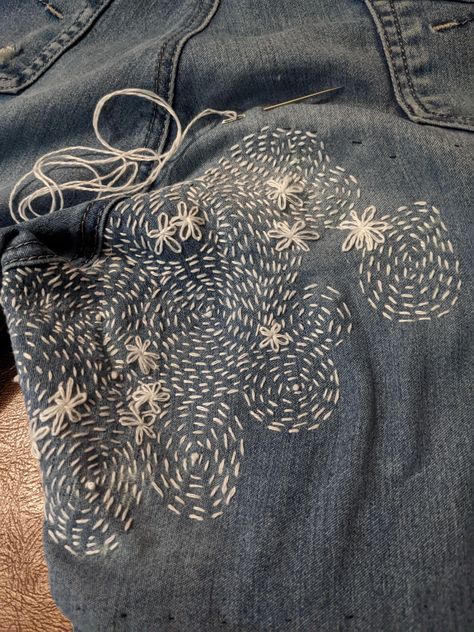 Sashiko (japanese Embroidery) On Denim #japaneseembroidery 906 Embroidery Designs Denim, Shashiko Embroidery Denim, Sashiko Pants, Sashiko Jeans, Embroidery On Denim, Sashiko Mending, Sashiko Tutorial, Sashiko Stitching, Boro Stitching