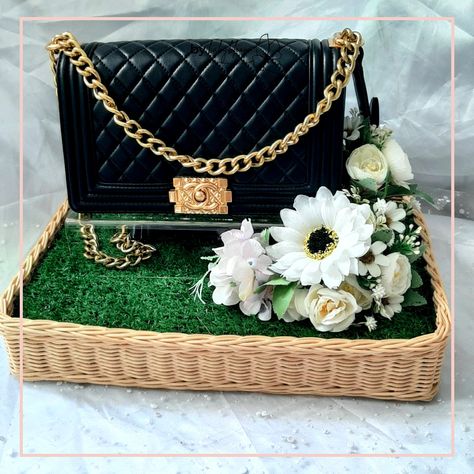 Handbag Gift Wrapping Ideas, Box Hantaran, Kotak Hantaran, Wedding Trays, Hantaran Pernikahan, Wedding Entrance Decor, Bridal Gift Wrapping Ideas, Wedding Gifts Packaging, Crochet Flowers Free Pattern