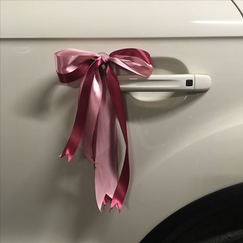 Door handle bow Wedding Christening Wedding Car Deco, Bow Trend, Car Bows, Wedding Gate, Bridal Car, Wedding Car Decorations, Bachelorette Sash, Bridal Gift Wrapping Ideas, Car Deco