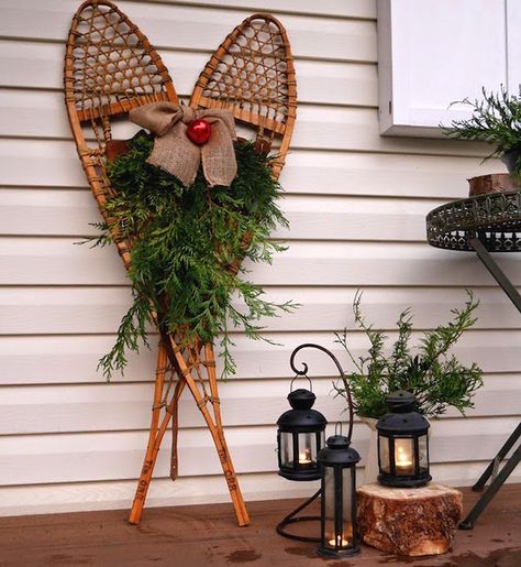 vintage snowshoes wreath Snowshoe Decor, Winter Porch Decorations, Winter Outdoor Decor, Winter Porch Decor, Winter Porch, Snowshoes, Christmas Porch Decor, Fabulous Christmas, Front Porch Decorating