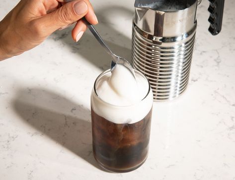 Make Cold Foam, Cold Foam Recipe, Foam Recipe, Cold Foam, Coffee Serving, Sweet Coffee, Coffee At Home, Vanilla Syrup, Cold Cream