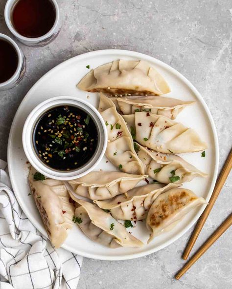 These vegan tofu dumplings are flavorful, delicious, and filled with a great tofu and vegetable filling. They are relatively easy to prepare and only call for simple ingredients. Paired with a flavorful soy dipping sauce, these vegan Chinese dumplings are a crowd-pleaser! Homemade Soup Dumplings, Xiao Long Bao Recipe, Bao Recipe, Homemade Dumplings Recipe, Vegan Dumplings, Xiao Long Bao, Pork Dumplings, Soup Dumplings, Frozen Dumplings