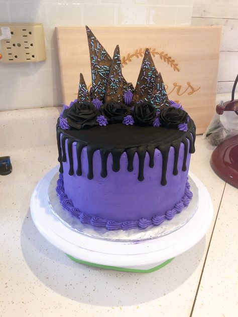 Black And Purple Birthday Theme, Black And Purple Birthday Cake, Purple Black And Silver Birthday Cake, Dark Purple Cake Aesthetic, Dark Purple Cake, Purple And Black Cake, Gothic Baking, Dark Cakes, Purple And Black Halloween Birthday Cake