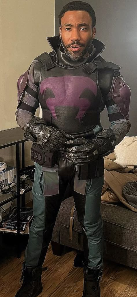 Donald Glover Prowler, Spiderverse Pose Reference, Donald Glover Spiderman, Prowler Miles Cosplay, Aaron Davis Spiderverse, Childish Gambino Spiderman, Across The Spider Verse Cosplay, Prowler Aaron Davis, Prowler Cosplay