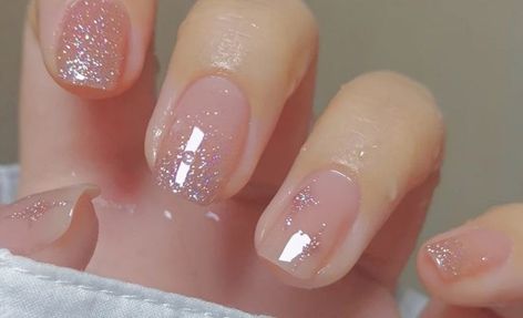 Clear Nail Gel Designs, Simple Glass Nails, Clear Polish With Design, Nail Art Designs Shimmer, Gel Clear Nails Short, Glitter Nails Transparent, Shellac Clear Nails, Sheer Nails With Glitter, Korean Dip Nails