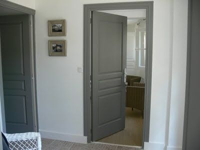 {Love this! Paint doors and trim rich dark gray.  Can't find name of this color but it's close to Chelsea Gray by Benjamin Moore.}  Holly Mathis Interiors blog Grey Woodwork, Grey Interior Doors, Painted Interior Doors, Dark Trim, Grey Doors, Interior Painting, Painting Trim, Interior Paint Colors, Door Trims