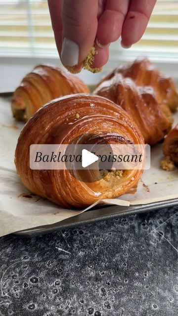 Fillings For Croissants, Croissant Roll Recipes, Baklava Croissant, Baklava Filling, Crosaint Recipes, Croissant Filling, Croissant Dough Recipe, Roll Croissant, Baklava Pistachio