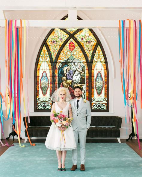 Colorful Los Angeles Inspiration Bright Retro Wedding, Kitsch Wedding Decor, Maximalist Wedding Decor, Kitchy Wedding, Campy Wedding, Vibrant Maximalist, Maximalist Wedding, Kitsch Wedding, Retro Wedding Inspiration