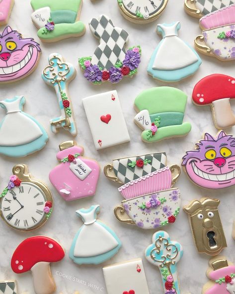 Alice In Wonderland Cookies, Wonderland Cookies, Pastel Food, Tea Party Cookies, Alice In Wonderland Tea Party Birthday, Cookies Birthday, Alice In Wonderland Cakes, Onederland Birthday Party, Alice Tea Party