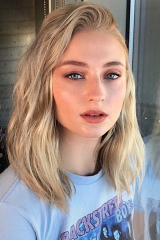 The Elongated Bob Is the Coolest Way to Wear Shoulder-Length Hair | Glamour Sophie Turner Tattoo, Sofie Turner, Sophia Turner, Sandy Blonde Hair, Lob Styling, Blonde Lob, Abigail Breslin, Sandy Blonde, Joe Jonas