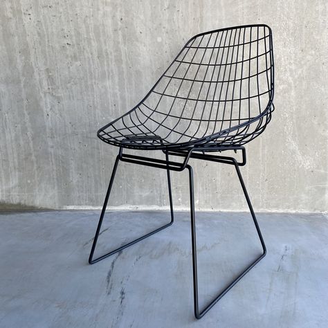 Listed on VNTG.com: Pastoe 'SM05' black wire chair by Cees Braakman, Netherlands 1960s | #vntg #vintage Plywood Chair, Wire Chair, Dutch Design, Set Vintage, Desk Chair, Dining Room Chairs, Vintage Design, Netherlands, Architecture Design