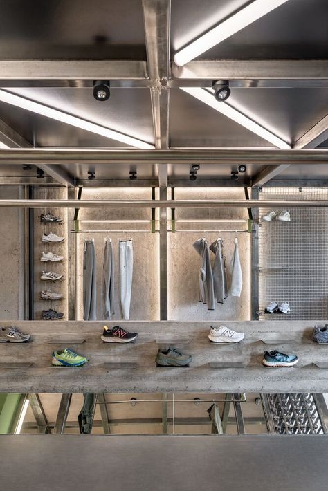 Gallery of Pulse Sportswear Store / Sobchenko Architects - 12 Athletic Store Design, Sports Retail Store Design, Nirvana Outfit, Tactical Store, Sportswear Store, Led Store, Aesthetic Stores, Steel Shelving, Business Space