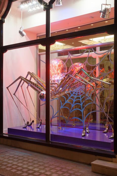 "The Louboutin Itsy Bitsy spider" project Diy Halloween Window Decorations, Halloween Window Display, Boutique Displays, Boutique Hub, Store Window Displays, Visual Merchandising Displays, Window Display Design, Halloween Window, Retail Windows