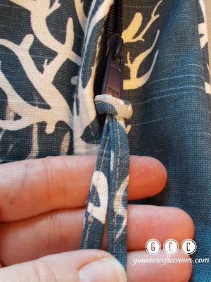 Fabric Zipper Pulls, How To Make Zipper Pulls, Zipper Pulls Ideas, Sewing Totes, Zip Pouch Tutorial, Canvas Bag Design, Purse Sewing Patterns, Sew Zipper, Zipper Pouch Tutorial