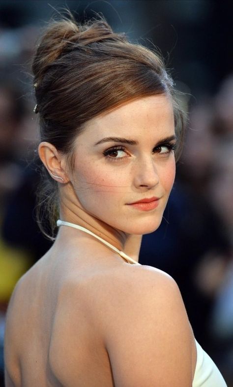 Emma Watson Emma Watson Wallpaper, Looking Over Shoulder, Emma Watson Belle, Emma Watson Harry Potter, Emma Watson Style, Grand Central, Actrices Hollywood, Hermione Granger, Emma Watson