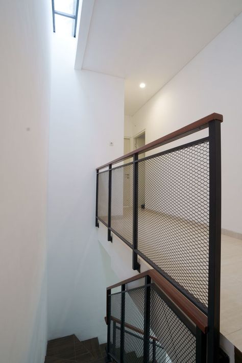 Cafe Railing Design, Perforated Metal Stair Railing, Interior Balcony Railing, Industrial Balcony, Industrial Railing, Loft Railings, Industrial Stairs Railing, Stairs Minimalist, Stairs Railing Design