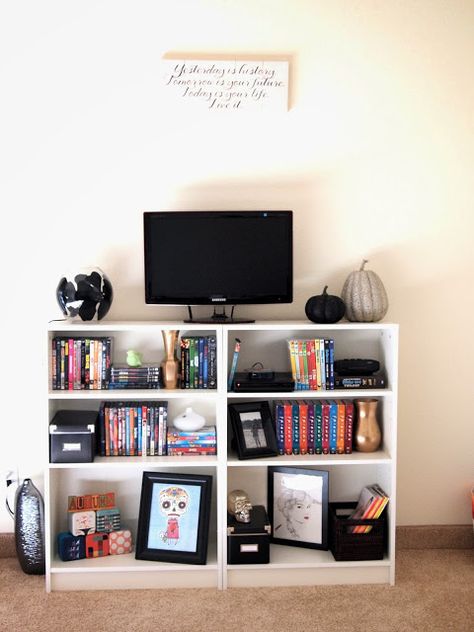 Great idea for a TV stand AND storage. Could use baskets too...or those cube organizers. Apartment Living Room College, College Girl Apartment, College Apartment Diy, College Living Rooms, Organize Life, College Apartments, Girl Apartment, College Bedroom, College Living