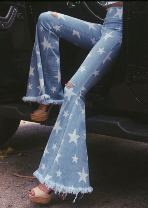 Ropa de constelaciones; pantalón de mezclilla acampanado con estampado de estrellas blancas 70s Mode, 70s Inspired Fashion, Denim Outfits, Denim On Denim, Vintage Hippie, Beauty And Fashion, Mode Vintage, Mode Inspiration, Looks Vintage