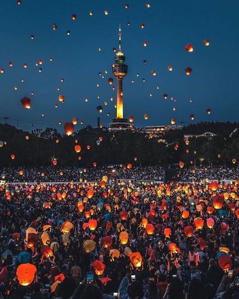 Aesthetic South Korea, Korea Street, Sky Lantern, Korea Wallpaper, Festival Photography, Sky Lanterns, Street Painting, South Korea Travel, Lantern Festival