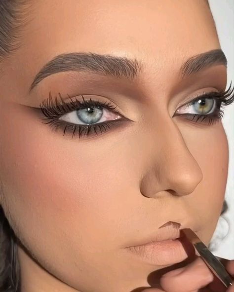 😍Cateyes eyemakeup technique Makeup Steps, Beginners Eye Makeup, Makeup For Black Skin, Eye Makeup Techniques, Makeup Artist Tips, Eye Makeup Pictures, Eye Makeup Steps, Basic Makeup, Colorful Eye Makeup