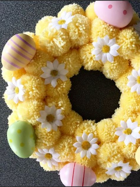 Spring Pom Pom Crafts, Easter Pompom Wreath, Pom Pom Easter Wreath, Easter Yarn Crafts, Spring Pom Pom Wreath, Easter Pom Pom Crafts, Pom Pom Wreath Diy, Pom Pom Wreaths, Pom Pom Easter