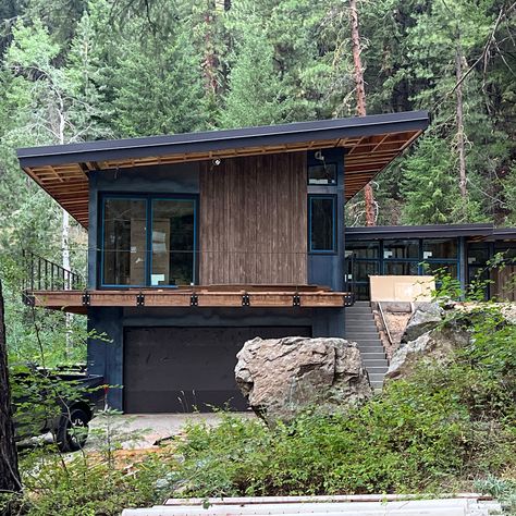 Modern Mountain Home Design | Prentiss Balance Wickline Modern Mountain Architecture, Sloped House Design, Mountain Modern Interior Design, Hill House Design, Modern Mountain Home Exterior, Mountain Home Design, Modern Mountain Cabin, Modern Rustic Cabin, Seattle Architecture