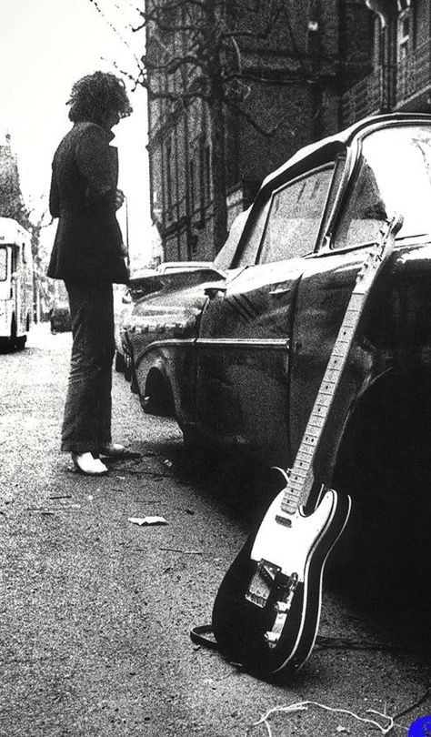 Syd Barrett Guitar, Syd Barrett 60s, Syd Barrett Wallpaper, Syd Barrett Rare, Syd Barrett Aesthetic, Pink Floyd Black And White, Syd Barrett, Chelsea Hotel, I'm With The Band