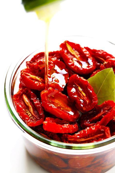 sun-dried tomatoes made in the oven Make Sun Dried Tomatoes, Oven Dried Tomatoes, Veggie Side Dish Recipes, Fresh Tomato Recipes, Canning Recipe, Gimme Some Oven, Dehydrated Fruit, Homemade Pickles, Sun Dried Tomatoes