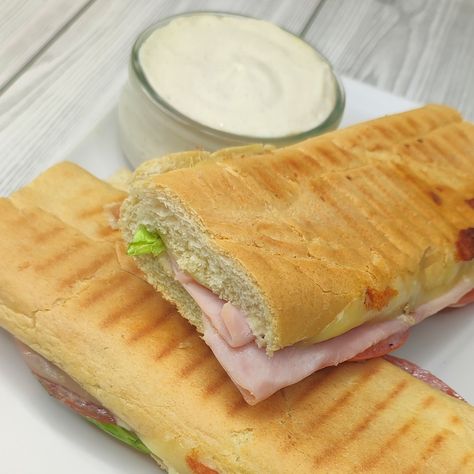 sándwich Cubano | cómo preparar sandwich cubano con su salsa,de ajo te va encantar | By Mantequiando con Adriana Cubanos Sandwich, Cubano Sandwiches, Sandwich Cubano, Cubano Sandwich, Spanish Foods, Cuban Recipes, Ideas Casa, Spanish Food, Food Lover