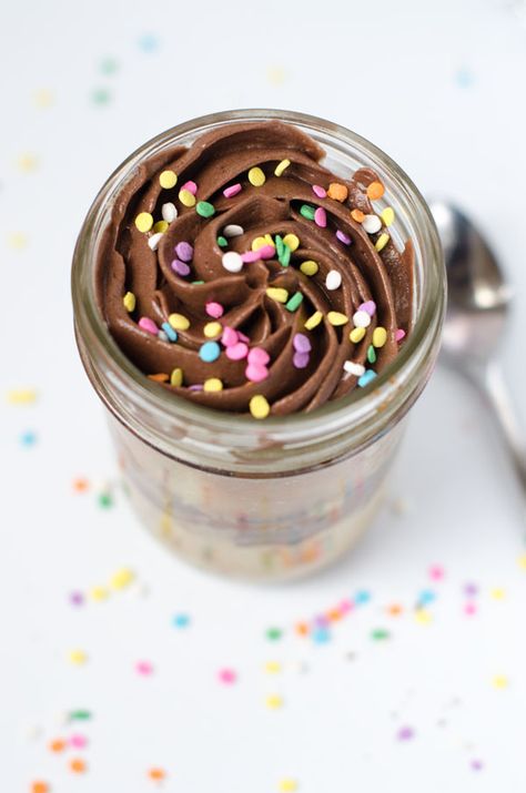 Birthday Cakes in a Jar- this recipe makes 2 small cakes baked directly in mason jars Cake In A Jar, Dessert In A Jar, Meals In A Jar, Köstliche Desserts, Small Cake, In A Jar, Let Them Eat Cake, Birthday Cakes, Eat Cake