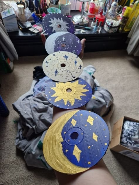 Sun And Moon Bedroom Aesthetic, Painting On Discs Ideas, Space Room Decor Aesthetic, Space Aesthetic Room Ideas, Diy Sun And Moon Decor, Celestial Themed Room, Moon And Sun Decor, Space Core Room, Celestial Room Decor Diy