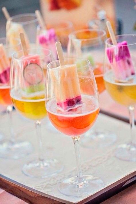 Add popsicles to your cocktails for a summer wedding. See more drink ideas for your wedding on Harsanik blog. Popsicle Cocktail, Frozen Cocktail, Buffet Dessert, Dessert Alternatives, Cocktail Hour Wedding, Halloween Fest, Colorful Cocktails, בר מצווה, Dessert Bar