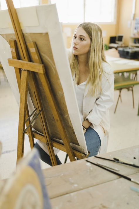 Blonde young woman painting on easel Free Photo | Free Photo #Freepik #photo #freepeople #freewood #freeeducation #freewoman Artist Headshots, Artist Photoshoot, Female Painters, Painting Portraits, Art Models, Fotos Ideas, 2020 Vision, Studio Photoshoot, Painting Of Girl