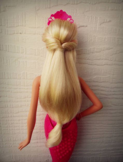 Barbie's old default hairstyle | Flickr - Photo Sharing! Barbie Wig Hairstyles, Barbie Hairstyles Real Life, Barbie Hairstyles For Dolls, Basic Hairstyles, Barbie Hairstyle, Barbie Movies, Loose Hairstyles, Doll Hair, Pretty And Cute