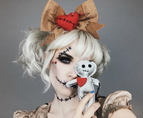 Halloween Makeup Videos, Voodoo Doll Makeup, Voodoo Doll Costume, Doll Makeup Tutorial, Doll Makeup Halloween, Halloween Make-up Looks, No Carve Pumpkin Decorating, Face Painting Easy, Doll Halloween