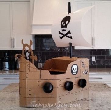 4 formas de hacer un barco pirata de cartón Cardboard Pirate Ship Diy How To Make, Diy Pirate Ship Cardboard, Cardboard Pirate Ship Diy, Diy Pirate Ship, Pirate Ships Diy, Diy Pirate Costume For Kids, Kids Pirate Ship, Cardboard Pirate Ship, Ship Diy