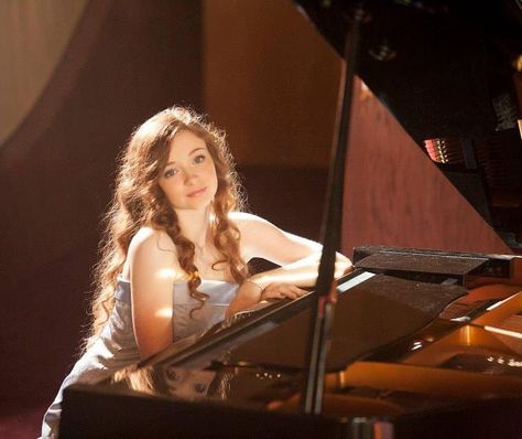 One of my senior pictures with the piano. Photo Shoot With Piano, Senior Photos With Piano, Piano Senior Pictures, Piano In Field Photoshoot, Recital Poster, Grand Piano Photography, Piano Photography, Piano Pictures, Piano Photo