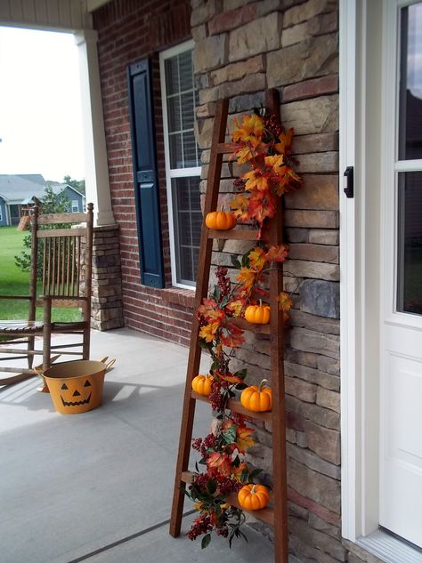 Fall Decor Ladder, Autumn Ladder Decor, Fall Ladders Ideas, Fall Ladder Decor Ideas, Fall Staircase Decor, Living Room Halloween, Halloween Living Room Decor, Fall Yard Decor, Halloween Living Room