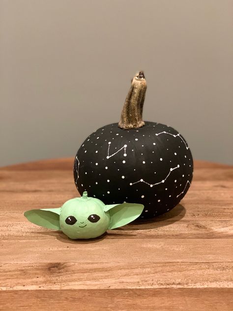 Pumpkin Painting Star Wars, Starwars Pumpkin Painting Ideas, Baby Yoda Pumpkin Painting, Star Wars Painted Pumpkins, Mini Pumpkins Painting, Yoda Pumpkin Painting, Alien Pumpkin Painting, Star Wars Pumpkin Painting, Spaceship Pumpkin