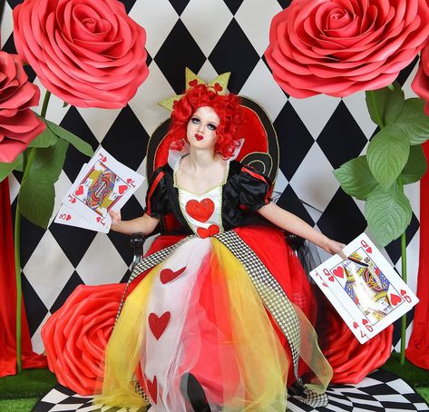 Queen Of Hearts Trunk Or Treat Ideas, Queen Of Hearts Party Decorations, Queen Of Hearts Backdrop, Queen Of Hearts Garden, Queen Of Hearts Party, Halloween Parade Float, Wonderland Festival, Heart Photo Walls, Wonderland Bedroom