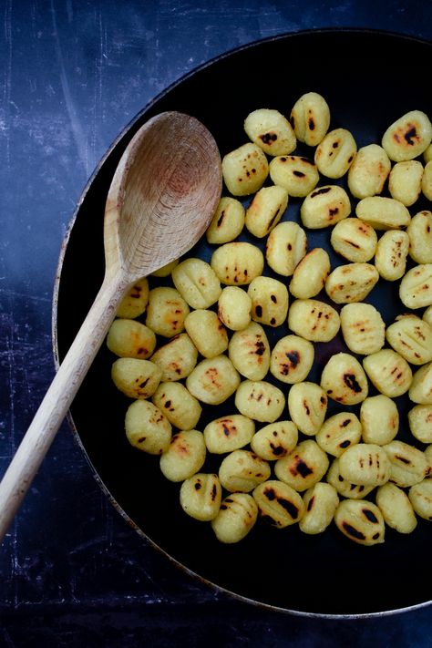 frying gnocchi until golden Gnocchi Vegan, Creamy Garlic Mushrooms, Nice Recipes, Herb Sauce, Garlic Mushrooms, Creamy Garlic, Vegan Recipe, Gnocchi, Frying