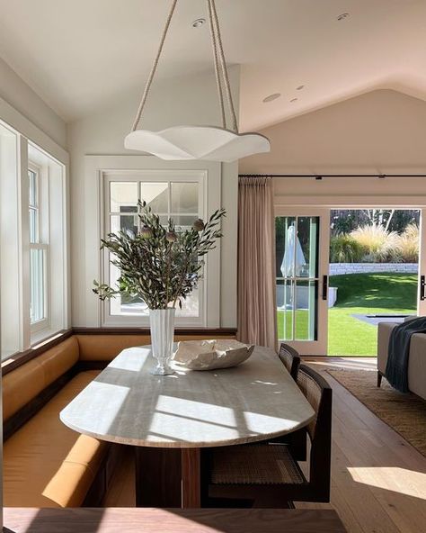 Breakfast Nook Spanish Style, Parisian Breakfast Nook, California Modern Interior, Large Breakfast Nook, Breakfast Nook Lighting, Modern Breakfast Nook, Banquette Seating In Kitchen, Kitchen Breakfast Nooks, Cozy Breakfast Nook