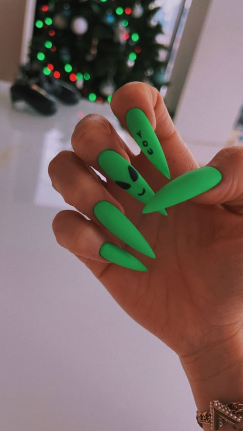 Neon Green Nails Ideas, Nails With Color Underneath, Black And Lime Green Nails, Green Neon Nails, Green Nails Inspiration, Green Nails Art, Alien Nails, Zombie Nails, Unique Nail Designs