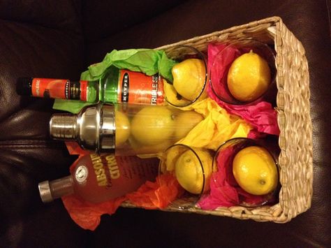 Lemon drop martini gift basket :) Martini Gift Basket, Cocktail Basket, Auction Basket Themes, Vodka Gift Baskets, Drink Gift Basket, Drink Gift Ideas, Cocktail Gift Basket, Basket Raffle, Bunco Ideas