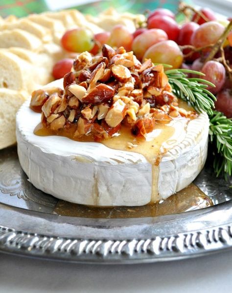 20 Ideas for a Perfect Christmas Dinner Menu from Appetizers to Desserts | Brit + Co Brie Dinner, Baked Brie Appetizer, Baked Brie Recipes, Perfect Christmas Dinner, Dinner Simple, Brie Appetizer, Brie Recipes, Pane Dolce, Christmas Dinner Menu