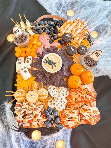 This is one of my favorite snack boards to date. So many good options for Halloween snack ideas. Cheese and pretzel broomsticks, cheesy witch fingers, spider nacho cheese dip, Oreo spiders, ritz spiders, Banana ghosts, cutie orange pumpkins, mummy lil Smokies, mummy pizza bagels and ghost pretzels. Easy Halloween Charcuterie Board, Spooky Halloween Dishes, Banana Ghosts, Halloween Themed Snacks, Halloween Charcuterie Board, Simple Halloween Decor, Halloween Food Crafts, Snack Boards, Creepy Food