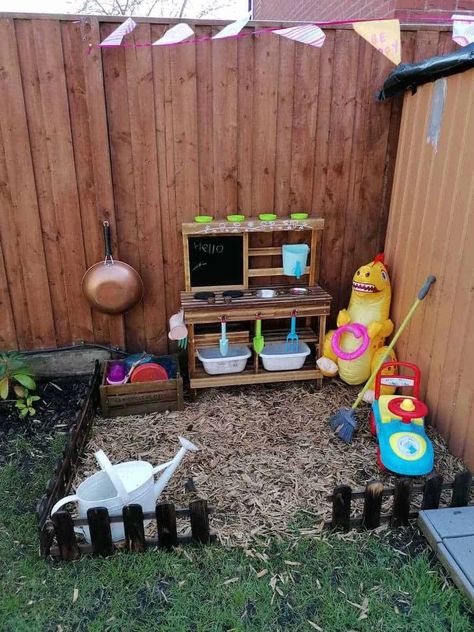 How to create an outdoor mud kitchen for your child. Best mud kitchen ideas for messy play, imagination, and fun! Mud Kitchen Area, Mud Kitchen Ideas Activities, Mud Kitchen Ideas, Mud Kitchen For Kids, Diy Kids Playground, Diy Mud Kitchen, Kids Mud, Kitchen Construction, Outdoor Play Space